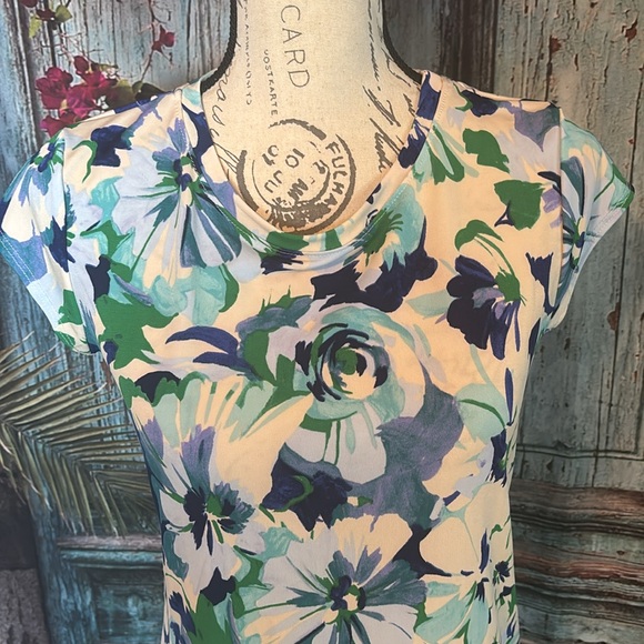 Blue Sol cap Sleeve Floral Blouse, size medium, excellent used condition - Picture 2 of 7